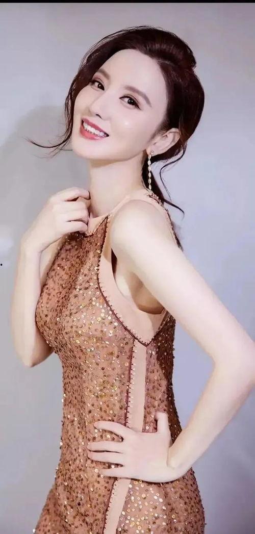 张萌照片性感照片,魅力四溢，美艳动人